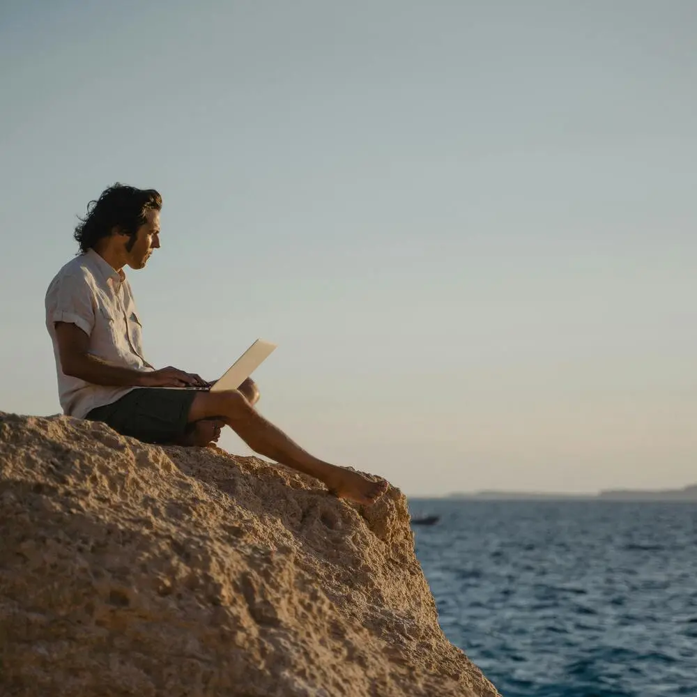Digital Nomad arbeitet am Meer